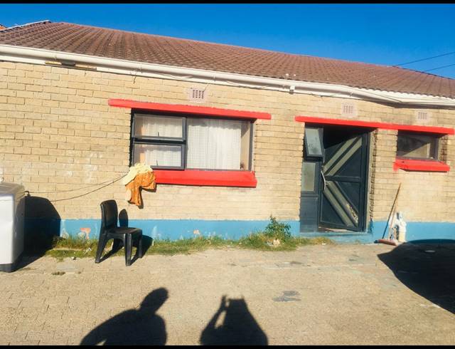 3 BEDROOM FREEHOLD FOR SALE IN MANDELA PARK